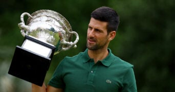 Novak Djokovic avec le trophée de l'Open d'Australie