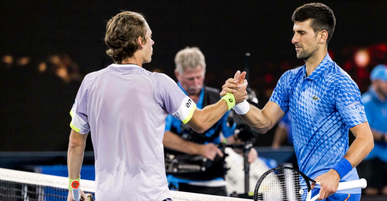 Poignée de main entre Alex de Minaur et Novak Djokovic