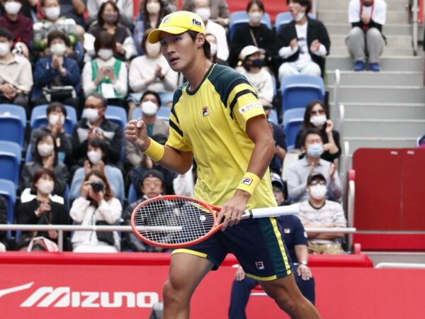 Soonwoo Kwon Tokyo 2022 poing serré casquette masques public