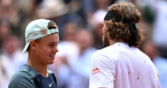 Stefanos Tsitsipas Holger Rune poignée de mains Roland Garros 2022