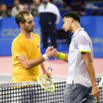 Poignée de main entre Richard Gasquet et Arthur Fils à Montpellier
