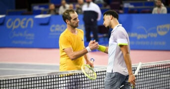 Poignée de main entre Richard Gasquet et Arthur Fils à Montpellier
