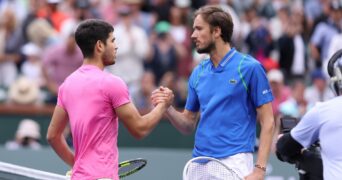 Alcaraz Medvedev Indian Wells poignée de mains