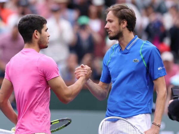 Alcaraz Medvedev Indian Wells poignée de mains