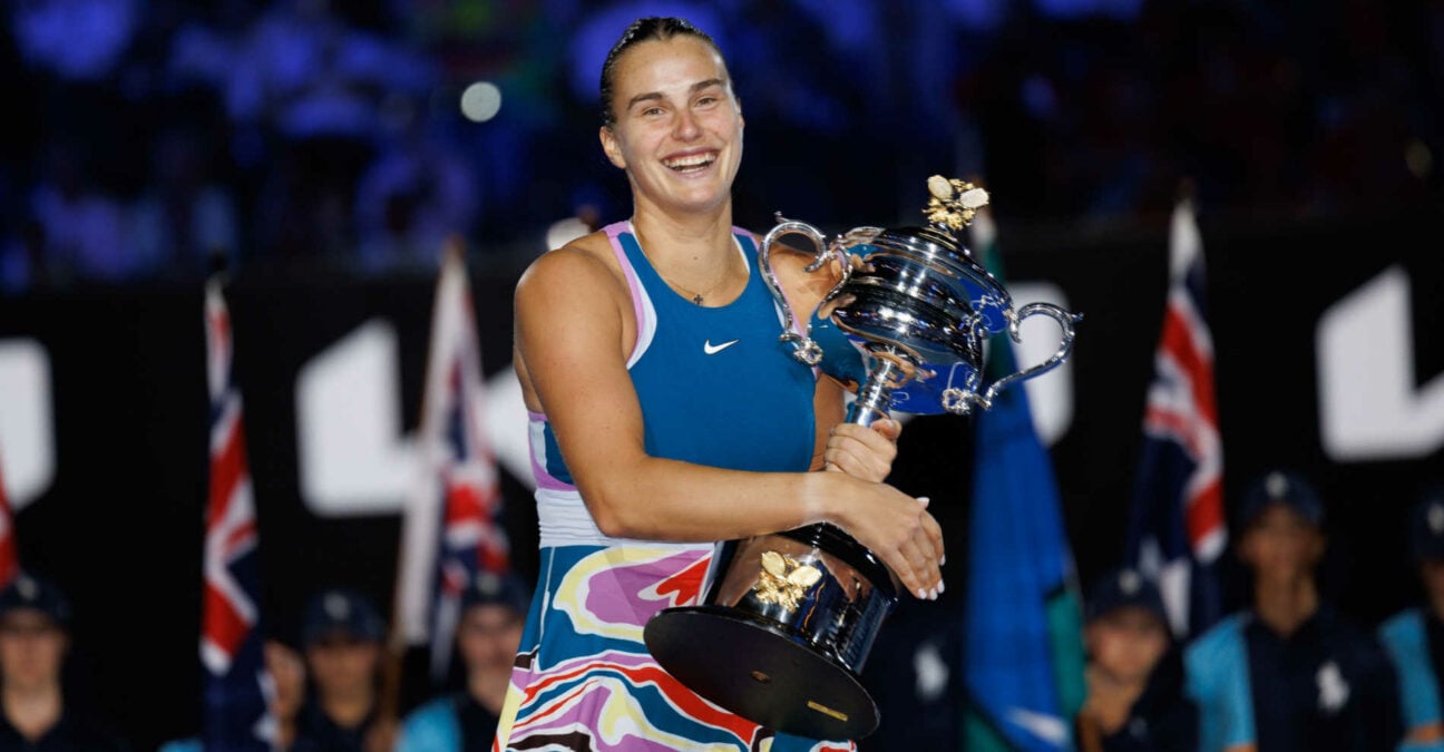 Aryna Sabalenka avec le trophée de l'Open d'Australie