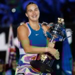 Aryna Sabalenka avec le trophée de l'Open d'Australie