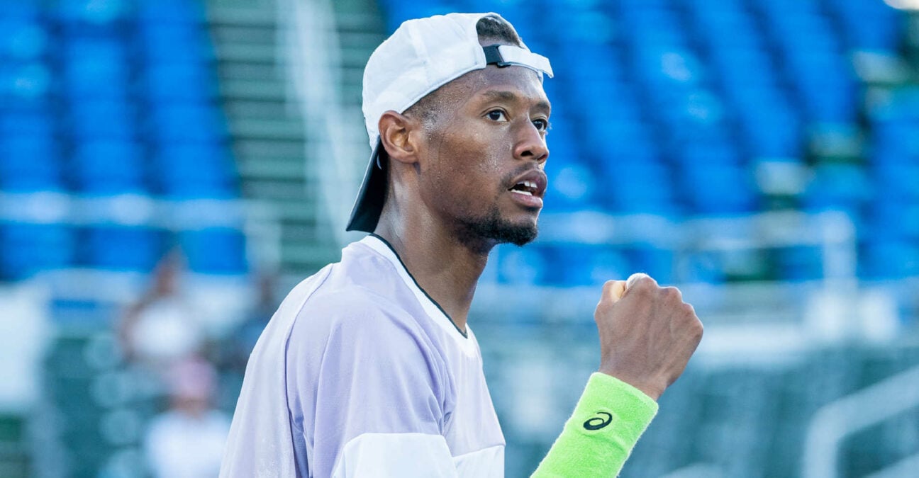 Christopher Eubanks reaction poing serré casquette à l'envers