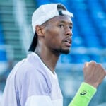 Christopher Eubanks reaction poing serré casquette à l'envers