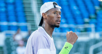 Christopher Eubanks reaction poing serré casquette à l'envers