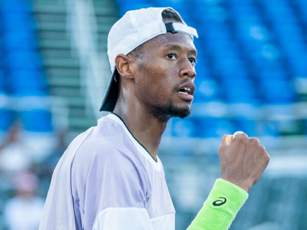 Christopher Eubanks reaction poing serré casquette à l'envers