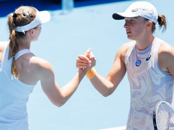 Elena Rybakina Iga Swiatek Open d'Australie 2023 poignée de mains