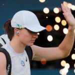 Iga Swiatek entre sur le court à Dubaï en 2023