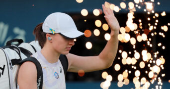 Iga Swiatek entre sur le court à Dubaï en 2023