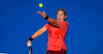 Jelena Ostapenko Doha service lancer de balle entraînement