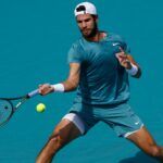 Karen Khachanov Miami coup droit appuis ouverts