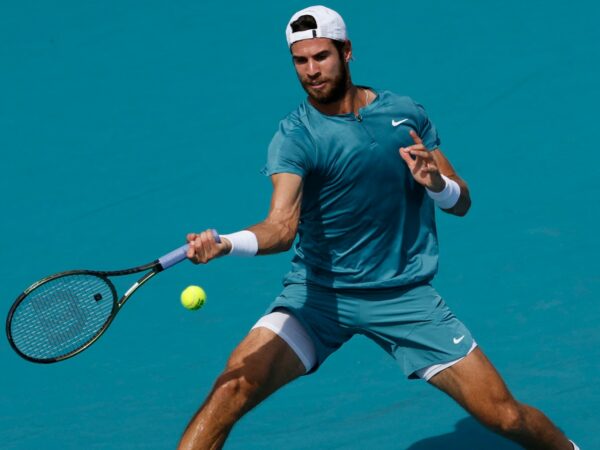 Karen Khachanov Miami coup droit appuis ouverts