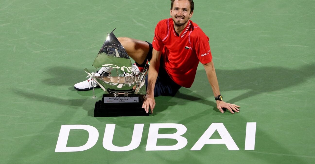 Medvedev avec le trophée à Dubaï en 2023 (AI _ Reuters _ Panoramic)