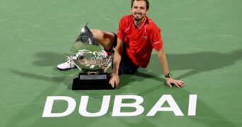 Medvedev avec le trophée à Dubaï en 2023 (AI _ Reuters _ Panoramic)