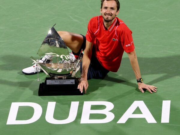 Medvedev avec le trophée à Dubaï en 2023 (AI _ Reuters _ Panoramic)