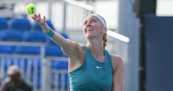 Petra Kvitova Miami service lancer de balle