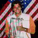 Taylor Fritz devant le drapeau américain à Indian Wells en 2022