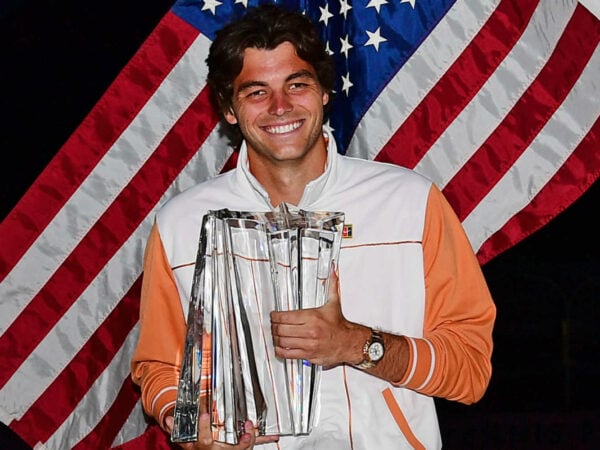 Taylor Fritz devant le drapeau américain à Indian Wells en 2022