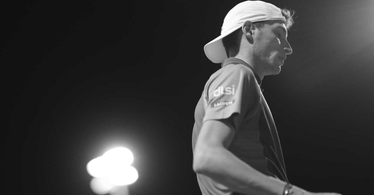 Ugo Humbert en noir et blanc à Indian Wells