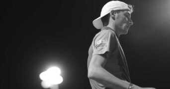 Ugo Humbert en noir et blanc à Indian Wells