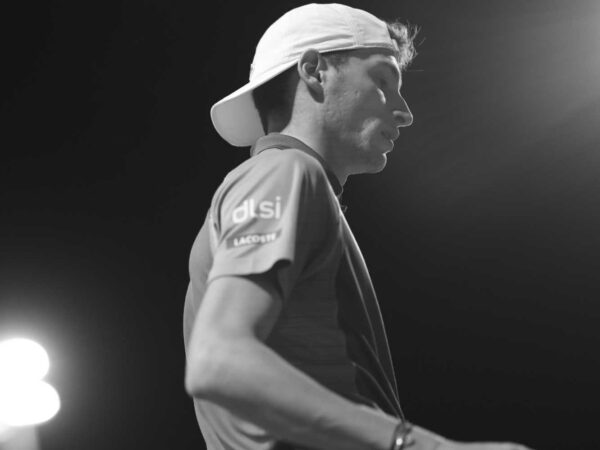 Ugo Humbert en noir et blanc à Indian Wells