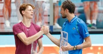 Medvedev Sinner Miami poignée de mains cérémonie trophée
