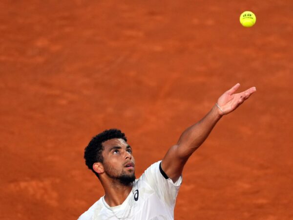 Arthur Fils Rome 2023 service lancer de balle