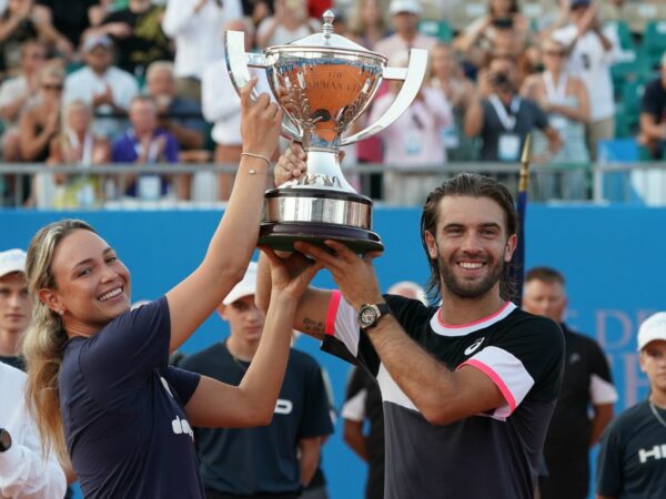 Borna Coric et Donna Vekic avec le trophée de la Hopman Cup - Hopman Cup 2023