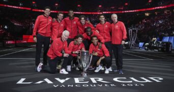La Team Monde avec le trophée de la Laver Cup