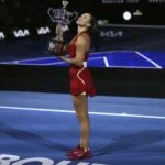 Aryna Sabalenka Open d'Australie 2024 cérémonie trophée