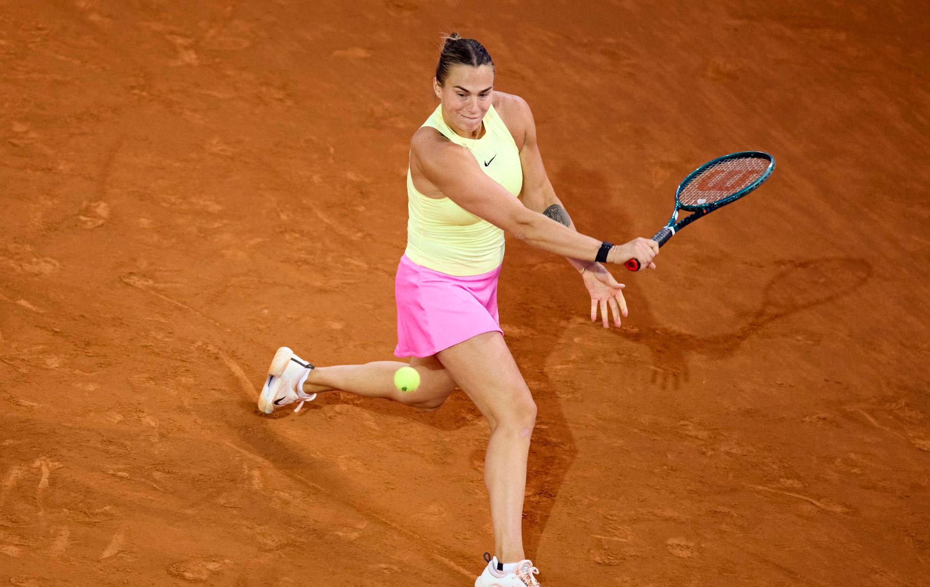 Aryna Sabalenka Madrid 2024 revers slicé
