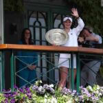 Barbora Krejcikova Wimbledon 2024 trophée