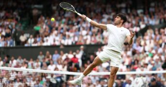 Carlos Alcaraz Wimbledon 2024 smash revers