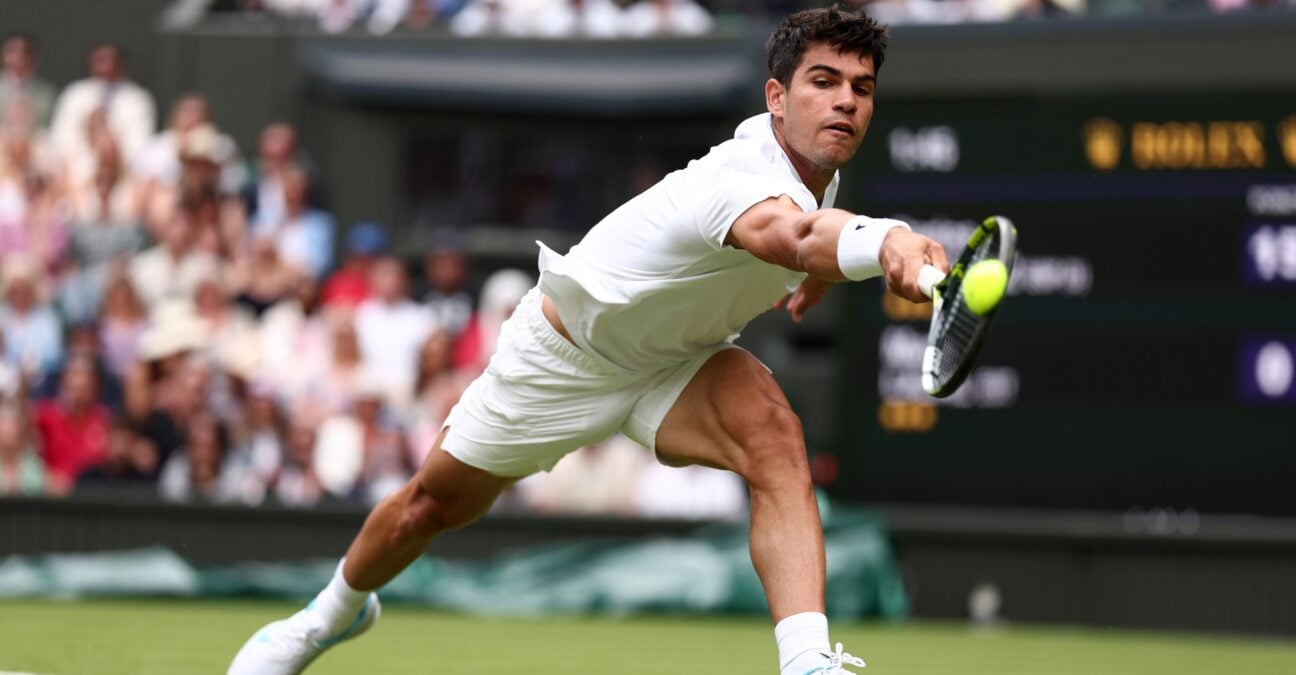 Carlos Alcaraz Wimbledon 2024 retour revers