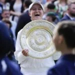 Barbora Krejcikova Wimbledon 2024 trophée