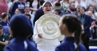 Barbora Krejcikova Wimbledon 2024 trophée