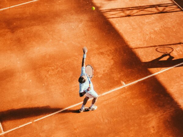 Un joueur de tennis au service