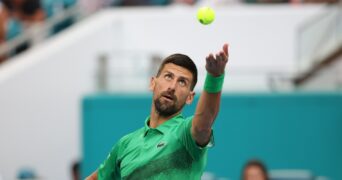 Novak Djokovic Miami 2025 service lancer de balle