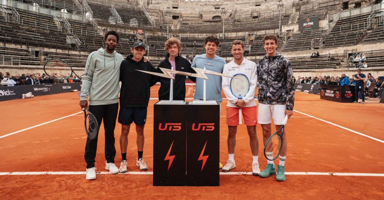 Les joueurs et le trophée à Nîmes - Bastide Médical UTS Nîmes 2025