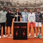 Les joueurs et le trophée à Nîmes - Bastide Médical UTS Nîmes 2025