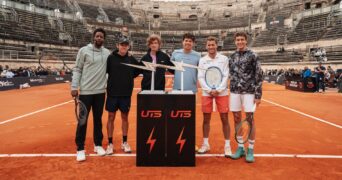 Les joueurs et le trophée à Nîmes - Bastide Médical UTS Nîmes 2025