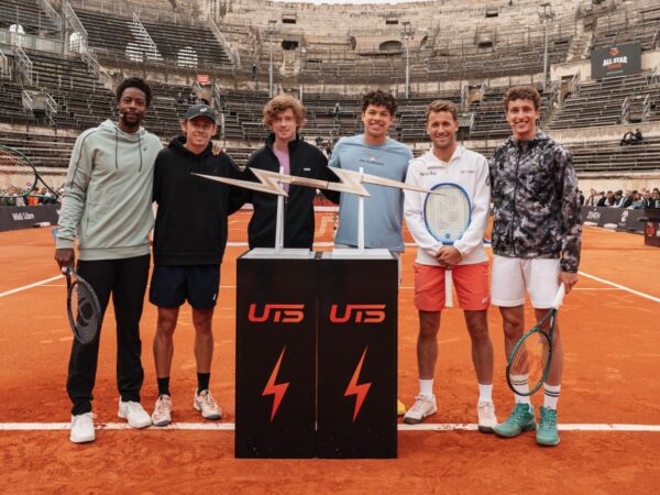 Les joueurs et le trophée à Nîmes - Bastide Médical UTS Nîmes 2025