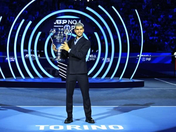 Carlos Alcaraz et son trophée de n°1 mondial