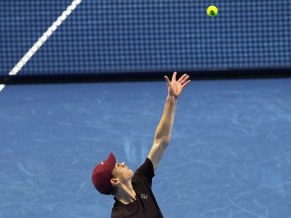 Jannik Sinner au service aux ATP Finals